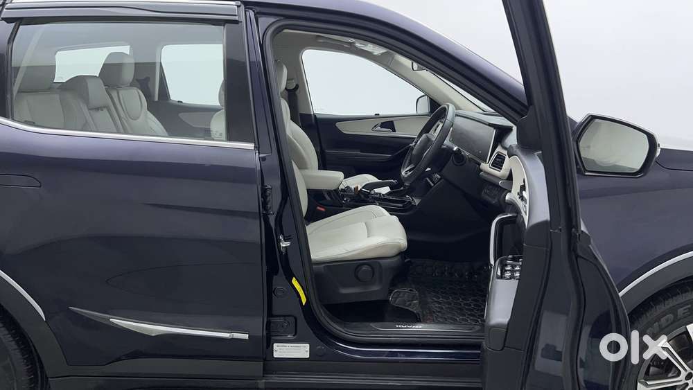 Mahindra Xuv700 2.0 Ax 7 Petrol At Str, 2023, Petrol