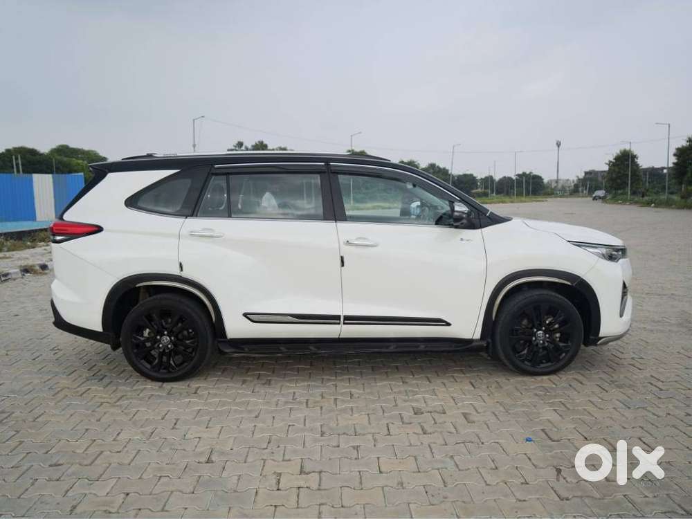 Toyota Innova Hycross 2.0 Zx (o) Hybrid 7 Str, 2025, Petrol