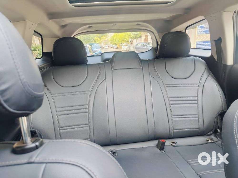 Mahindra Xuv700 2.0 Ax 5 Petrol Mt Str, 2022, Petrol