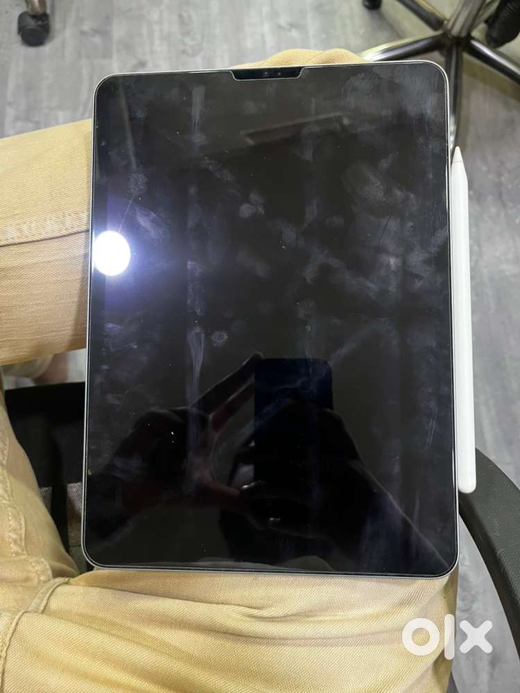 SK Ipad Pro 11 inch; 4th generation with cover and apple pencil 2