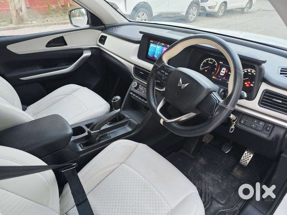 Mahindra Xuv700 Mx Petrol Mt 5 Str (e), 2023, Petrol