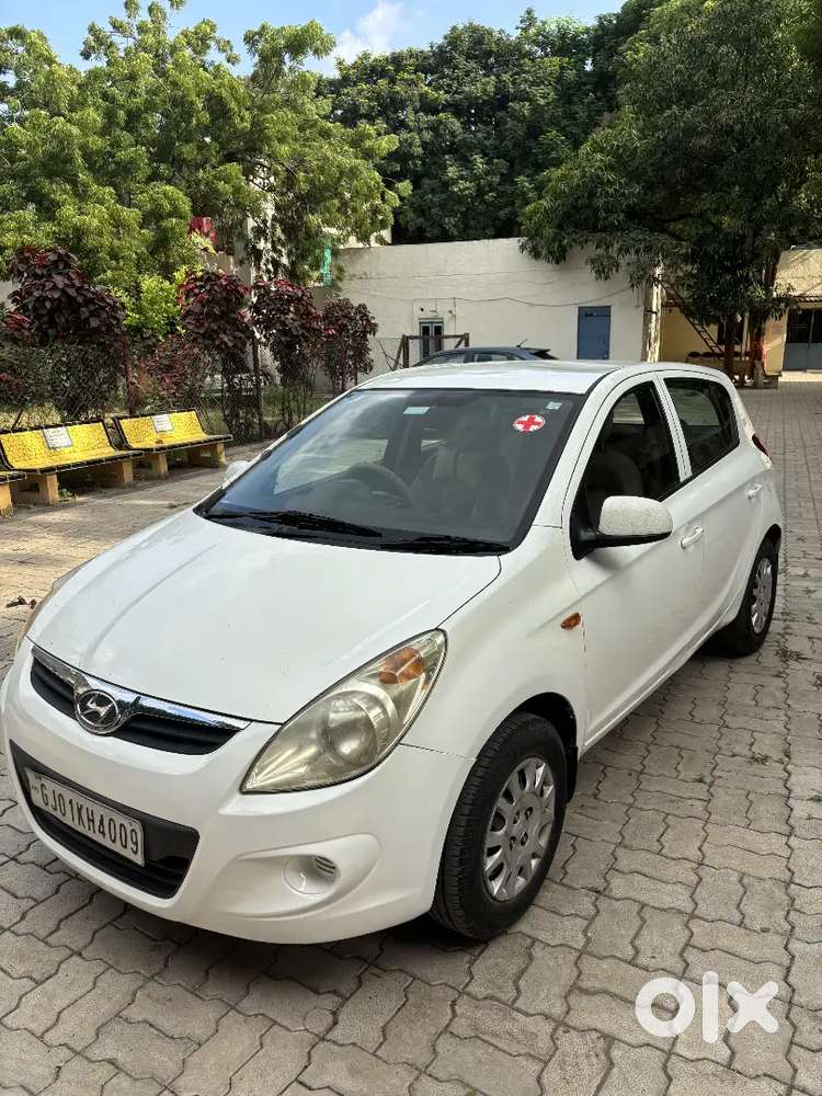 Doctor Female Car Reparshing Done Tiptop Condition