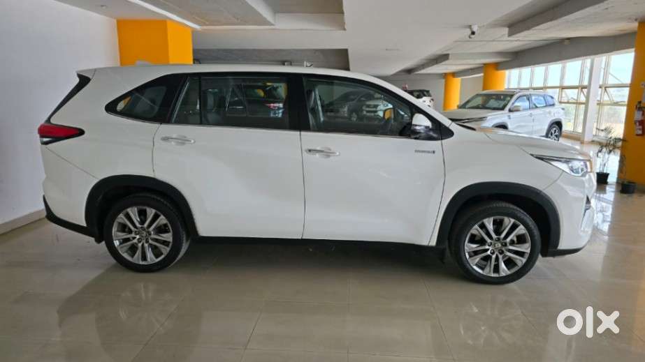 Toyota Innova Hycross 2.0 Zx (o) Hybrid 7 Str, 2023, Petrol