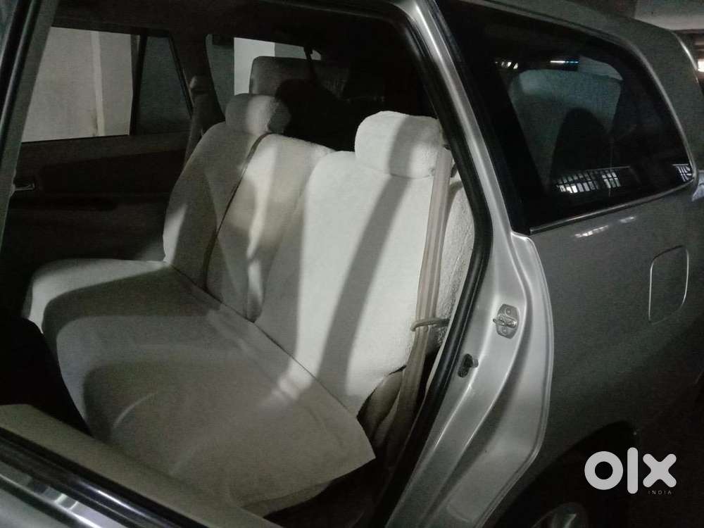 Innova 2.5 V 8 Seater