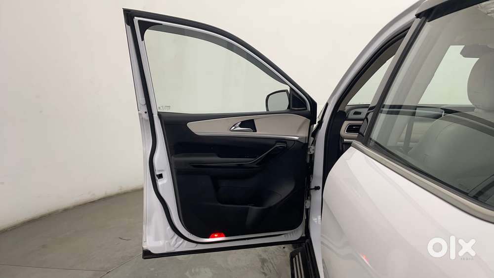 Mahindra Xuv700 2.0 Ax 7 Petrol At Luxury Pack Str, 2022, Petrol