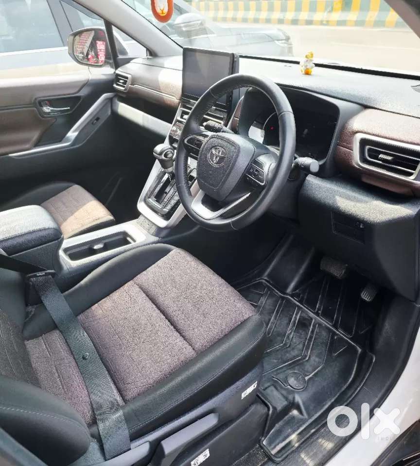 Toyota Innova Hycross, 2025, Petrol