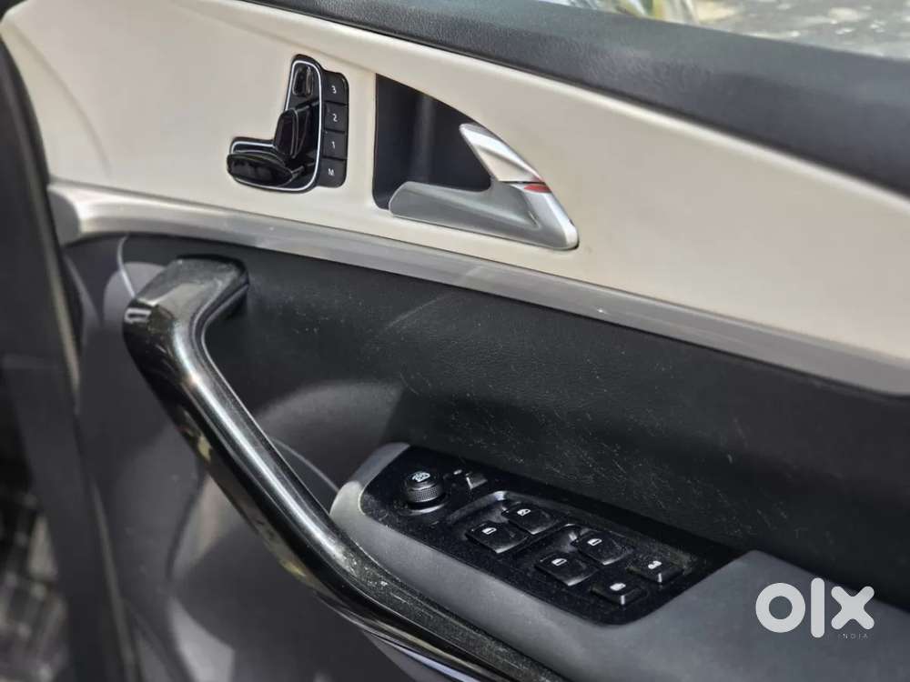 Mahindra Xuv700 2.2 Ax 7 Diesel At Str Awd, 2022, Diesel