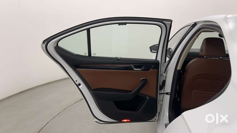 Skoda Superb L&k 1.8 Tsi At, 2023, Petrol