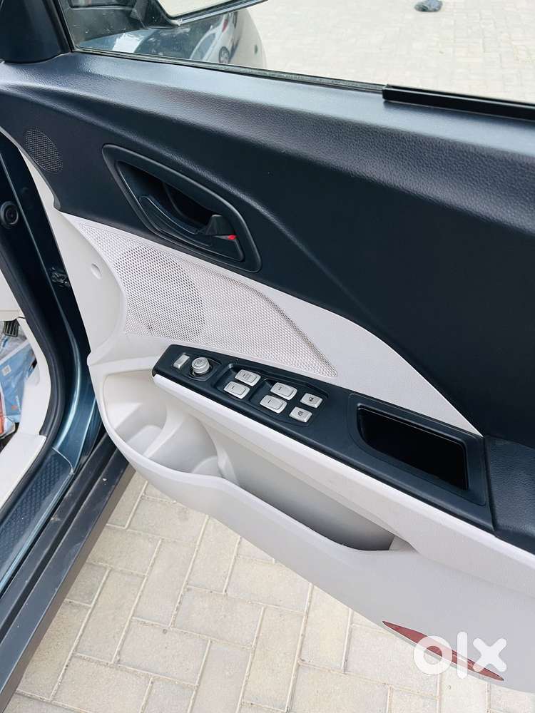 Mahindra Xuv300 1.2 W6 Amt Petrol, 2021, Cng & Hybrids