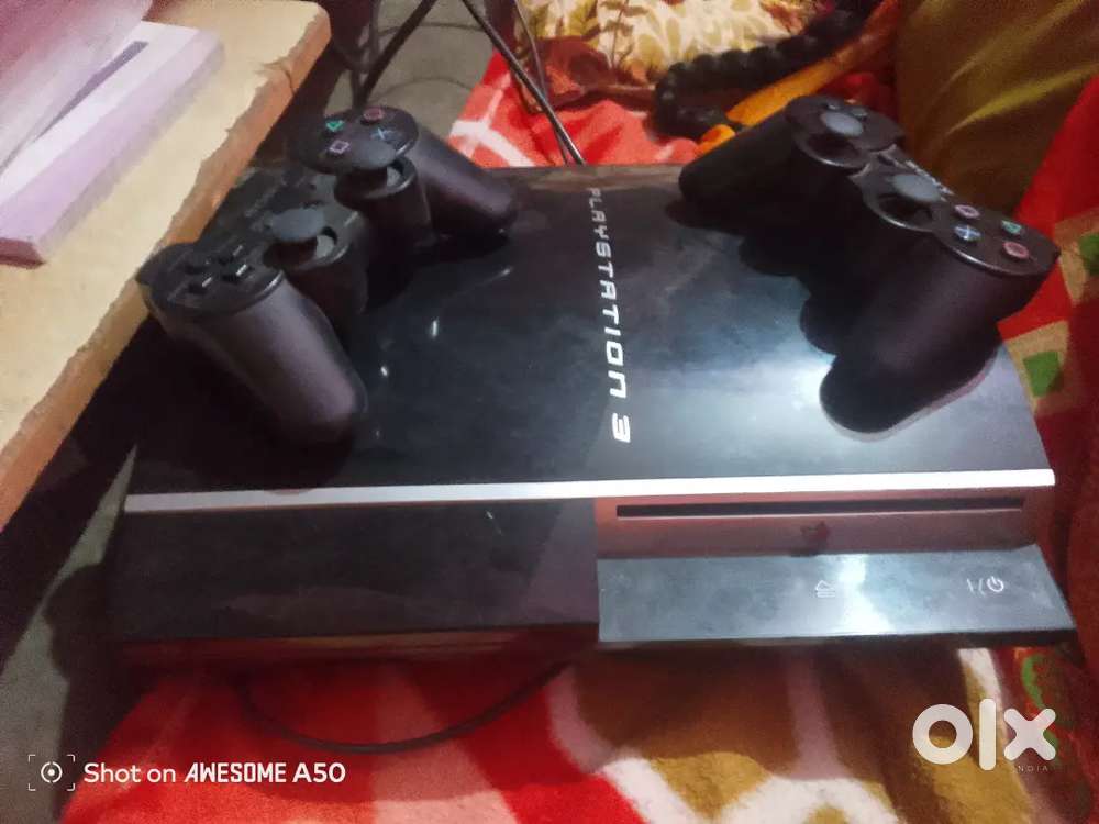 Sony PlayStation 3 सुपर वर्किंग कंडीशन में है। इसके साथ 2 कंट्रोलर मिल
