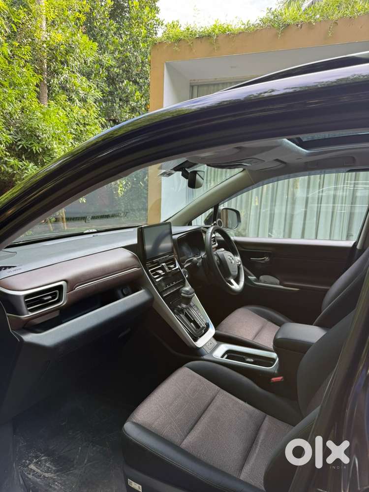 2023 Pristine Toyota Innova Hycross Vx(o) Attitude Black