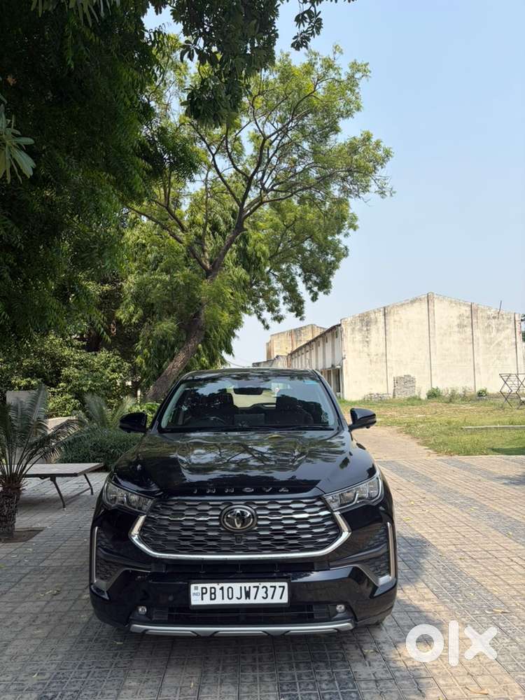 Toyota Innova Hycross 2025