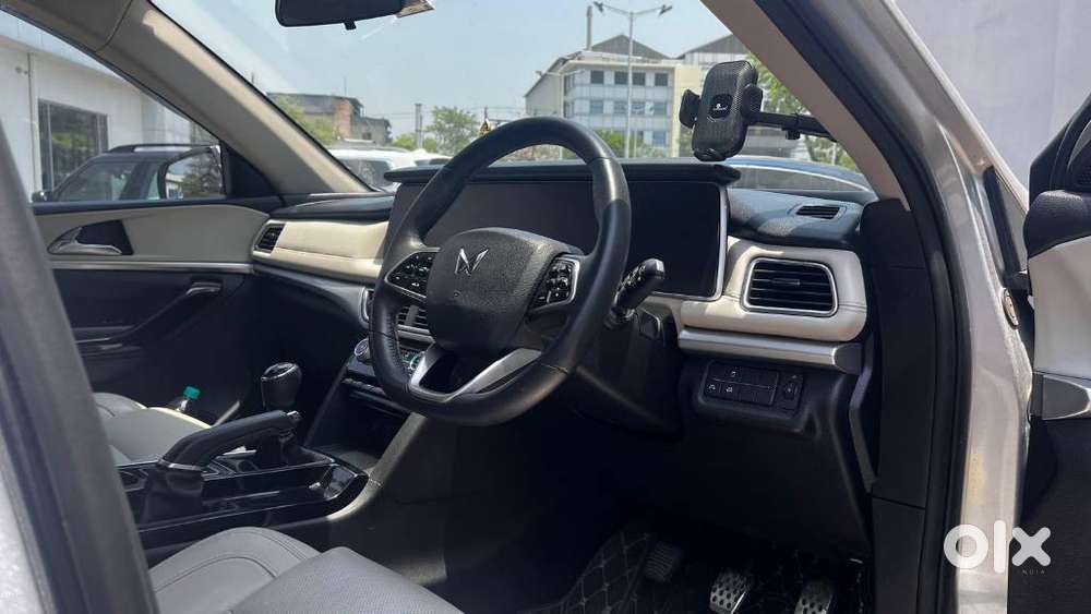 Mahindra Xuv700 Ax 3 Diesel Mt 7 Str (e), 2023, Diesel