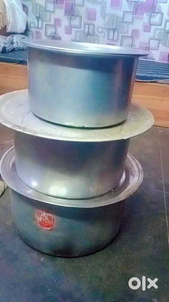 Aluminium ke 3 bade pateele — approx. 10 kg, 5 kg aur 2 kg — ke saath