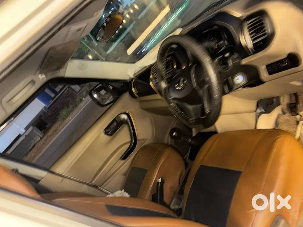 Mahindra Tuv 300 2019 8+1