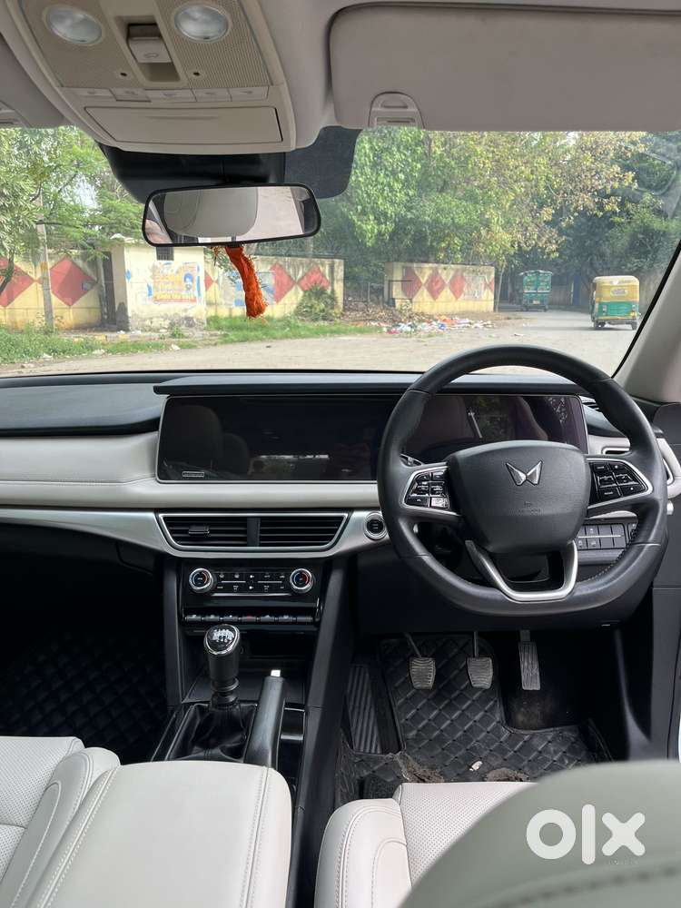 Mahindra Xuv700 2.0 Ax 7 Petrol Mt Str, 2022, Petrol