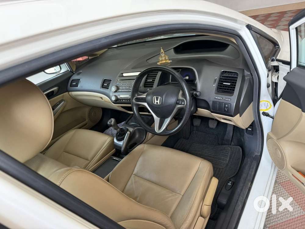 White Honda Civic. 1.8l Mt. 2010.