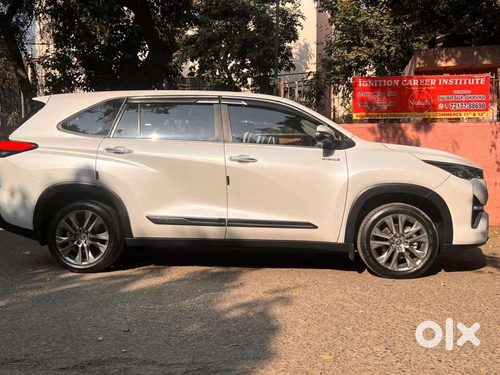 Toyota Innova Hycross 2.0 Zx (o) Hybrid 7 Str, 2025, Petrol