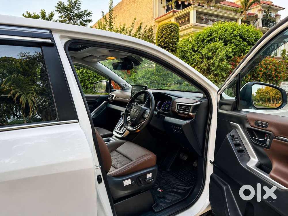Toyota Innova Hycross 2025 16000 Km Driven