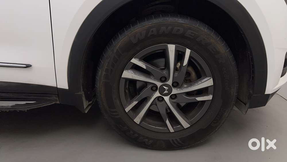 Mahindra Xuv700 2.0 Ax 5 Petrol Mt 7 Str, 2023, Petrol