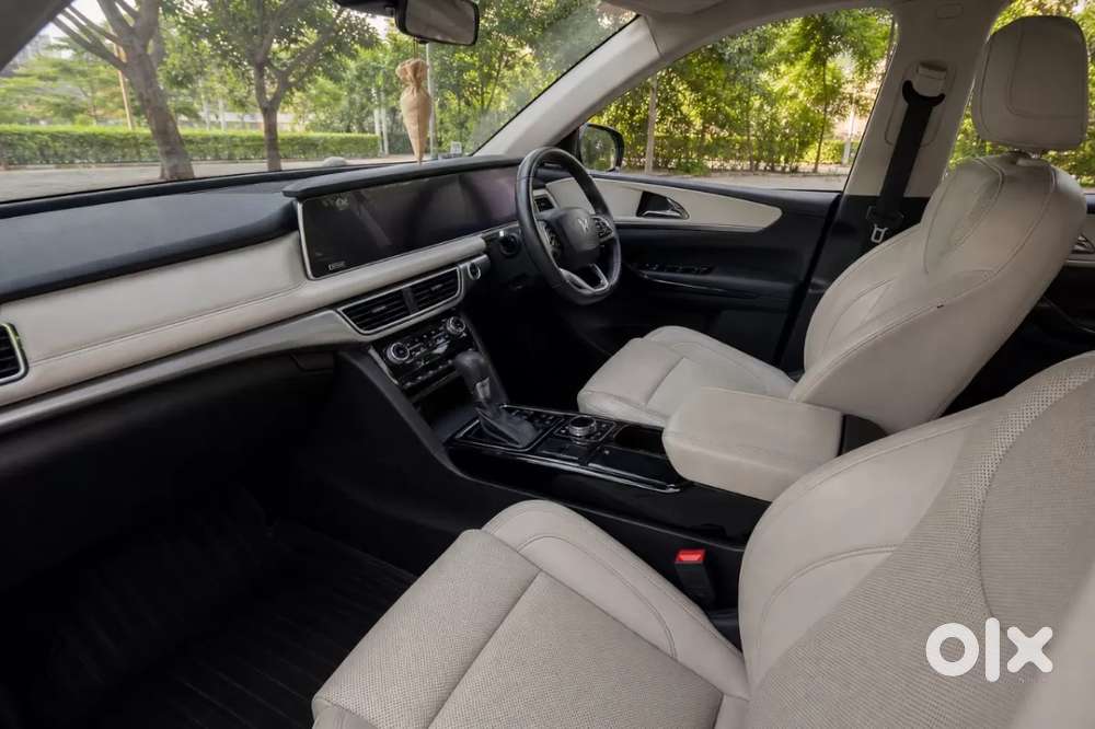 Mahindra Xuv700 2.0 Ax 7 Petrol At Str, 2025, Petrol