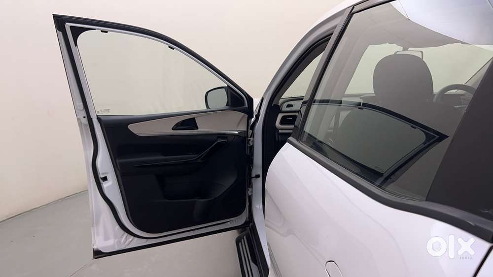 Mahindra Xuv700 2.2 Ax 5 Diesel At 7 Str, 2022, Diesel