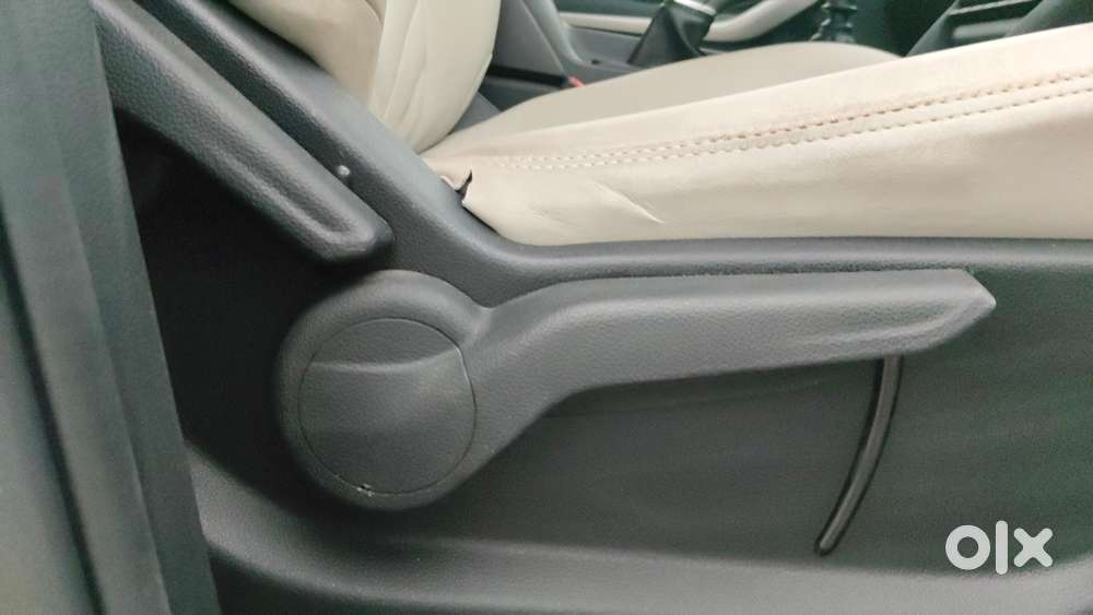 Mahindra Xuv700 2.0 Mx Petrol Mt 5 Str, 2022, Petrol