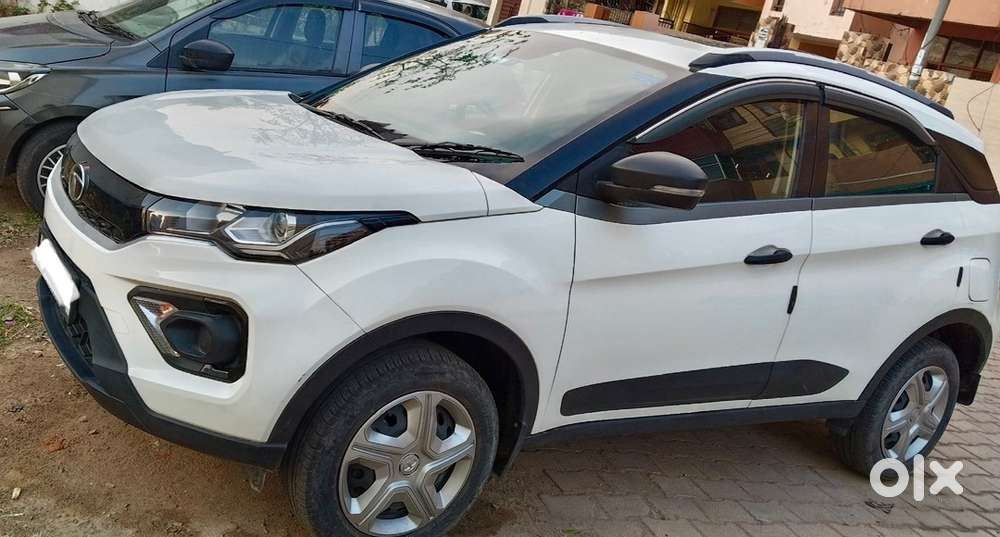 Tata Nexon Petrol 2022 Sunroof Variant 22000 Driven 1st Owner