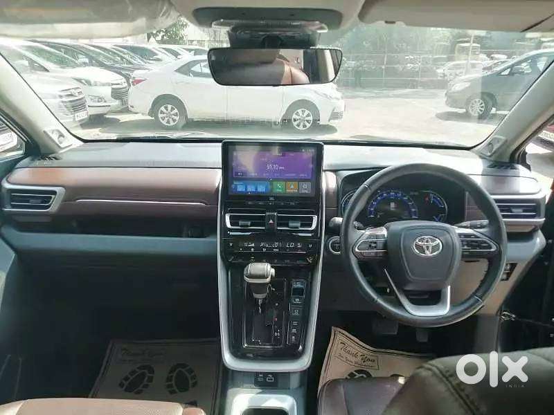 Toyota Innova Hycross