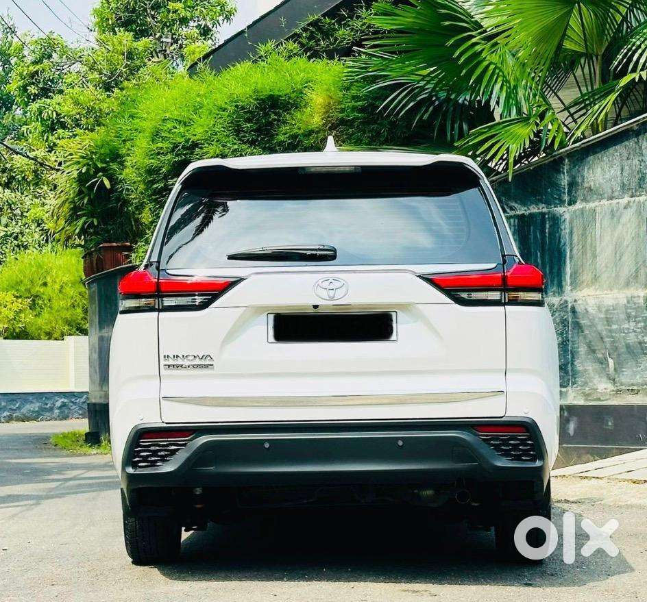 Toyota Innova Hycross 2024