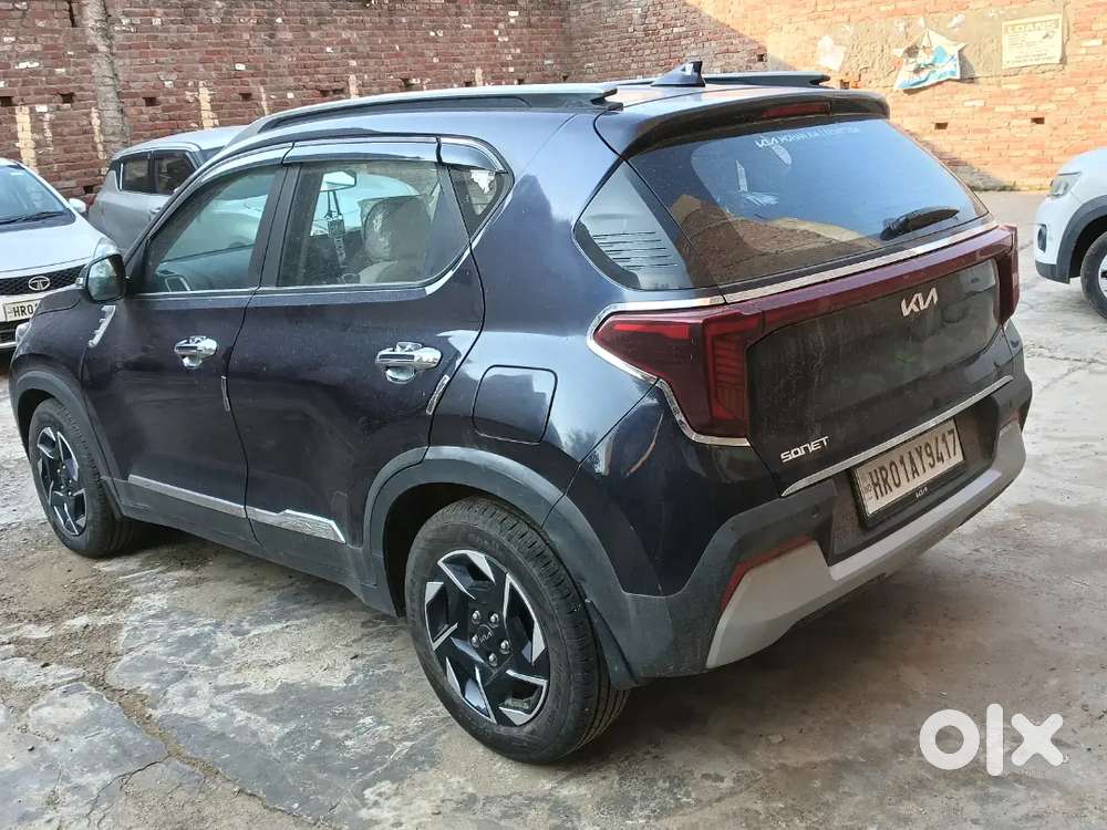 Brand New Car Hai Polotyene Bhi Nhi Utri Abhi