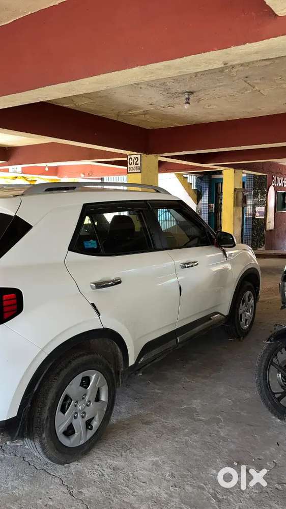 Hyundai Venue 2022 Petrol 25000 Km Driven