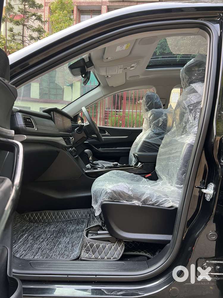 Mahindra Xuv700 2.2 Ax 7 Diesel At Luxury Pack Str, 2025, Petrol