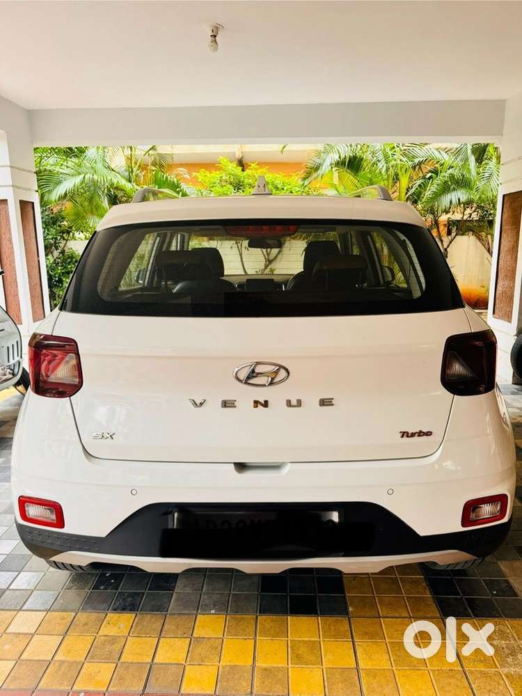 Hyundai Venue 2022 Petrol 25000 Km Driven