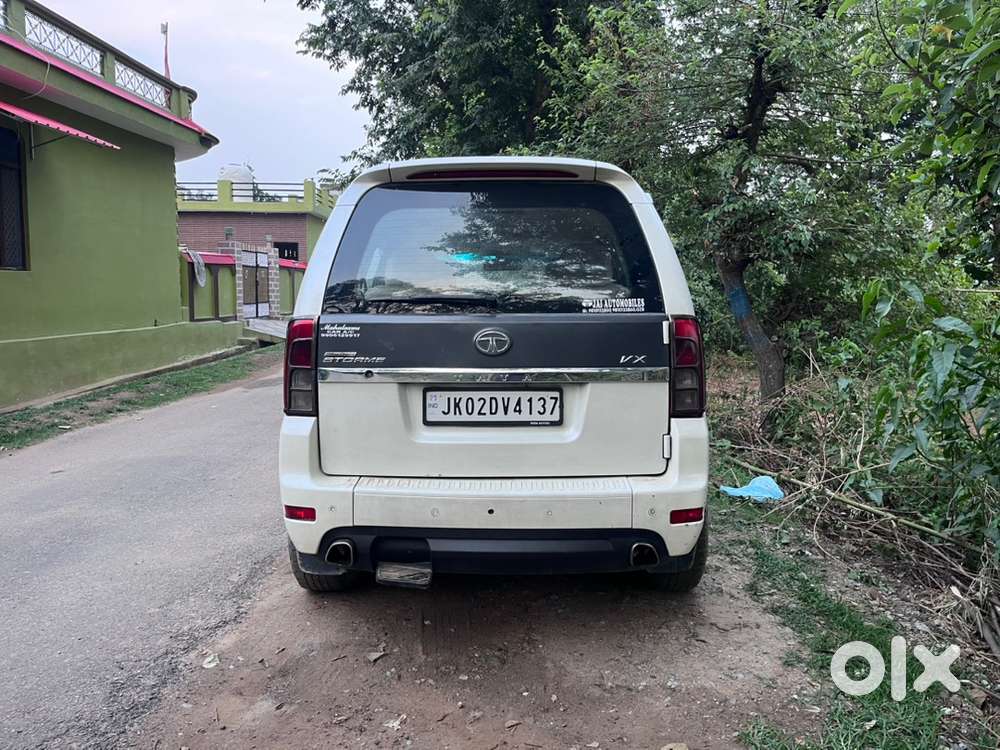 Tata Safari Storme 2015
