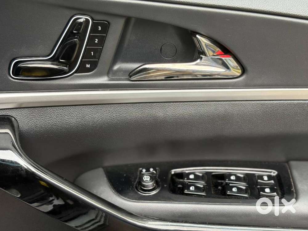 Mahindra Xuv700 2.0 Ax 7 Petrol At Luxury Pack Str, 2025, Petrol