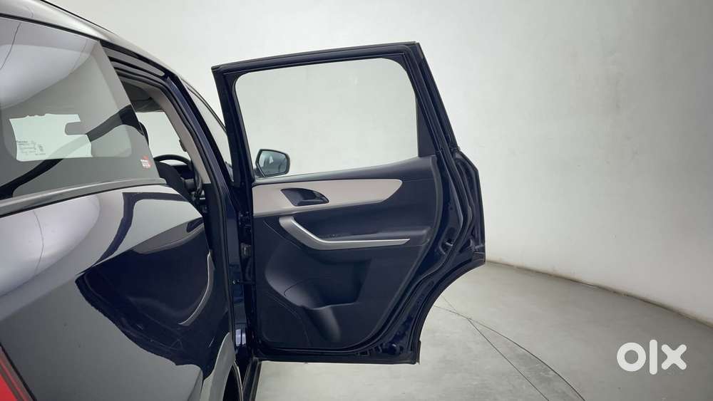 Mahindra Xuv700 2.2 Ax 3 Diesel Mt 5 Str, 2022, Diesel