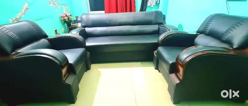 Damro Black Leather Sofa Set ( 3+1+1) for Rs 30,000
