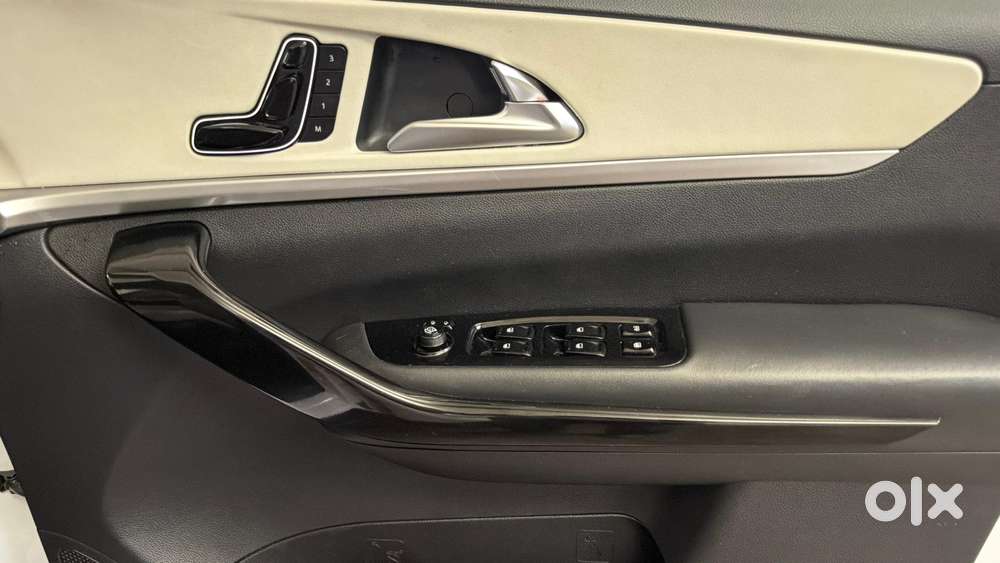 Mahindra Xuv700 2.0 Ax 7 Petrol Mt Str, 2025, Petrol