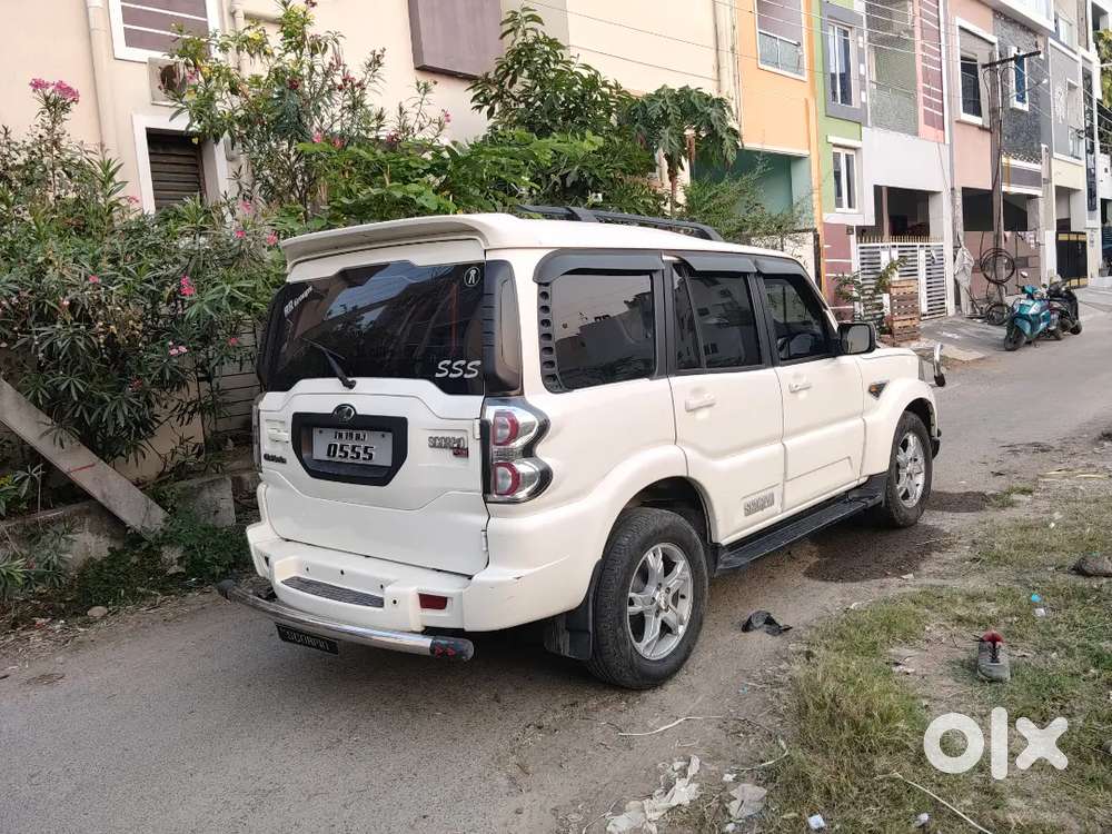 Mahindra Scorpio S10