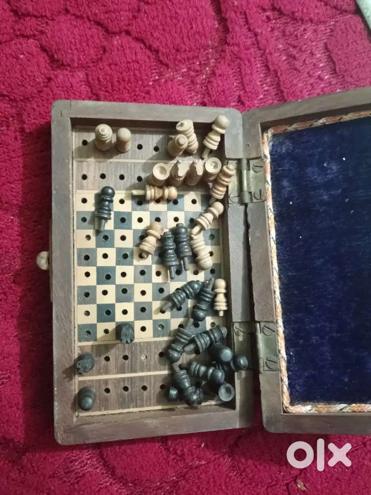 Antiq wooden chess nawabo ke samay ki aur phips music system 3000