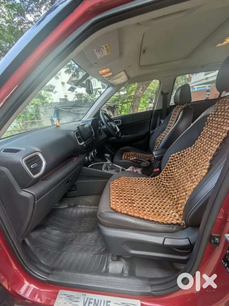 Venue 1.0 Turbo Gdi Imt Sx Car. Red Colour.