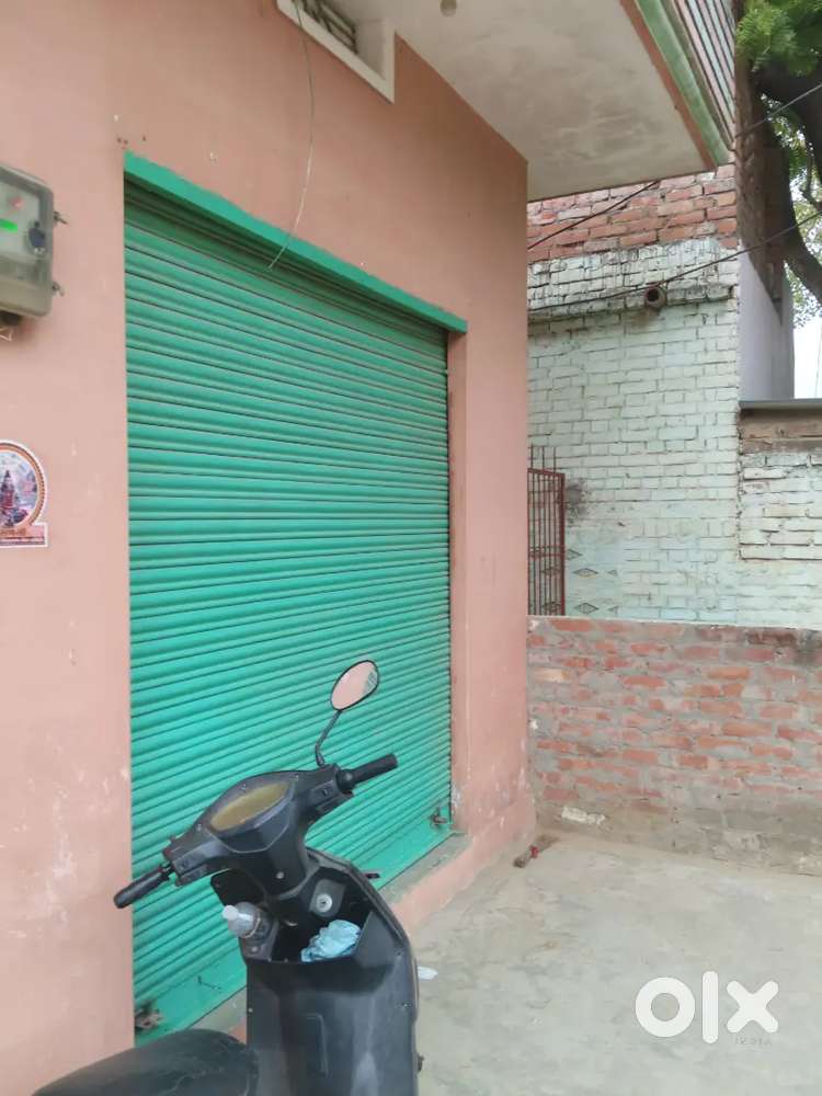 Yah shop rent pe hai 12/12 ka hai On Road me shop+ 6 feet ka chutra
