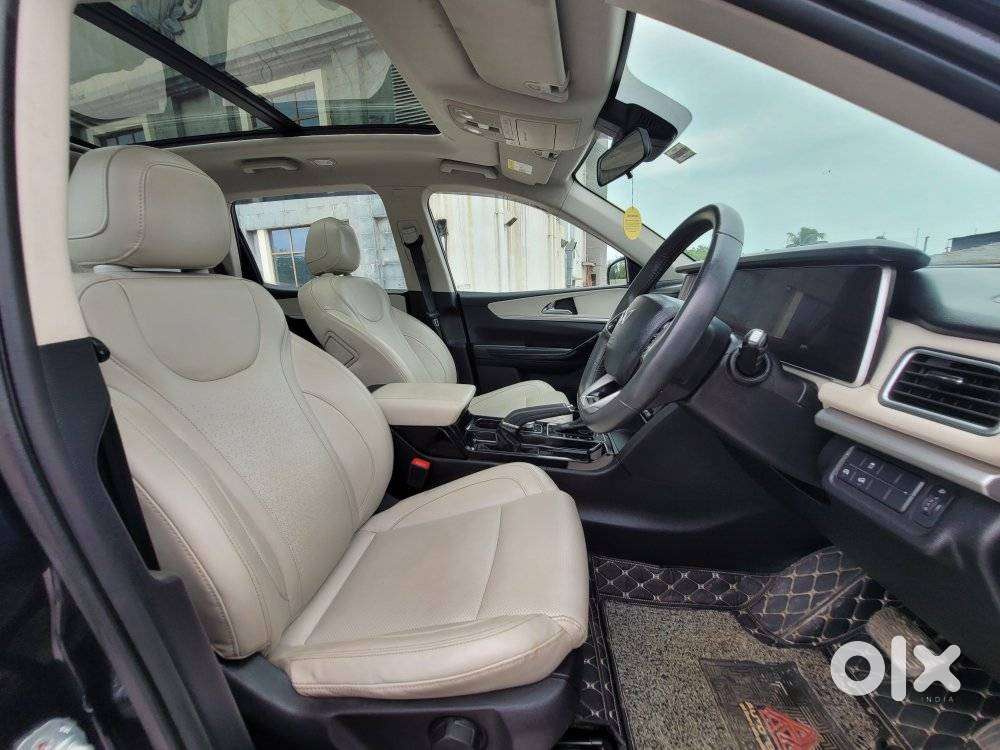 Mahindra Xuv700 2.0 Ax 7 Petrol At Str, 2023, Petrol
