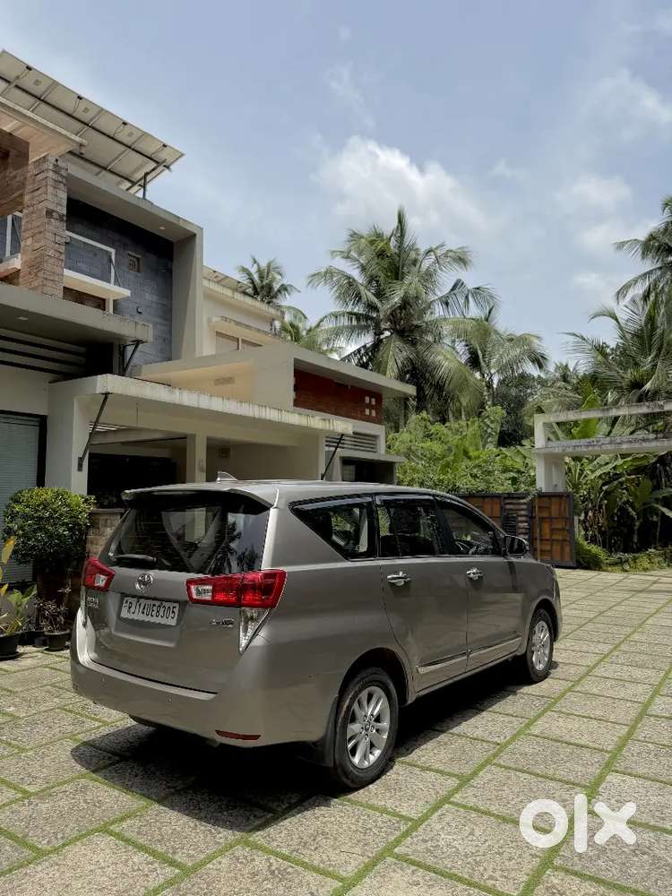 Toyota Innova Crysta 2.4 V 2016
