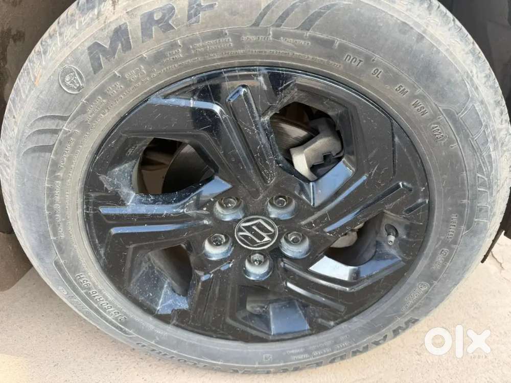 Petrol Car In Black Color, Center Locking, Push Start Button, Sunroof