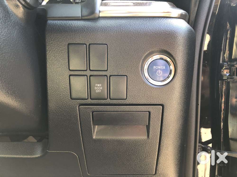 Toyota Vellfire 2.5 Executive Lounge, 2023, Cng & Hybrids