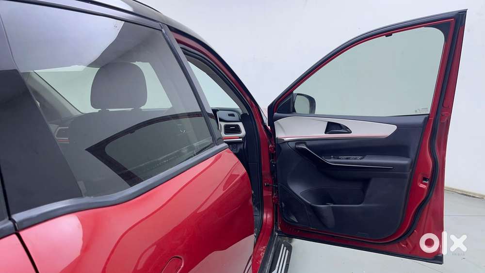 Mahindra Xuv700 2.0 Ax 5 Petrol At Str, 2023, Petrol