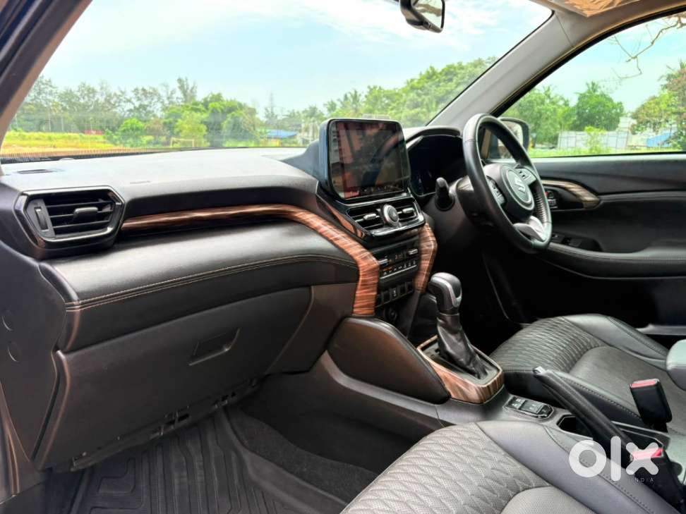 Maruti Suzuki Grand Vitara 1.5 Alpha Plus Intelligent Hybrid Ecvt, 2..