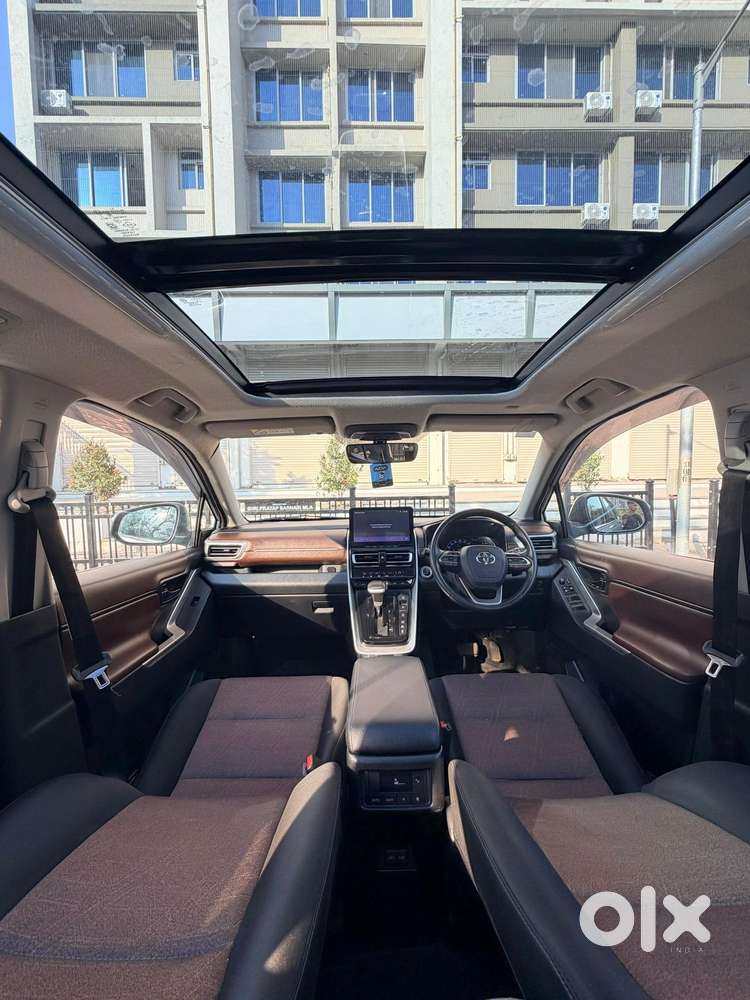 Toyota Innova Hycross